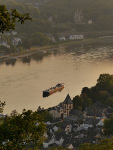 Rheinschiff vor Remagen und rotem Himmel