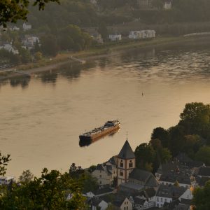 Rheinschiff vor Remagen und rotem Himmel